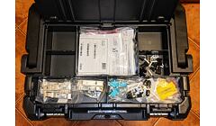 Organizér ve víku některých kufrů je velmi praktický pro uložení drobného materiálu.